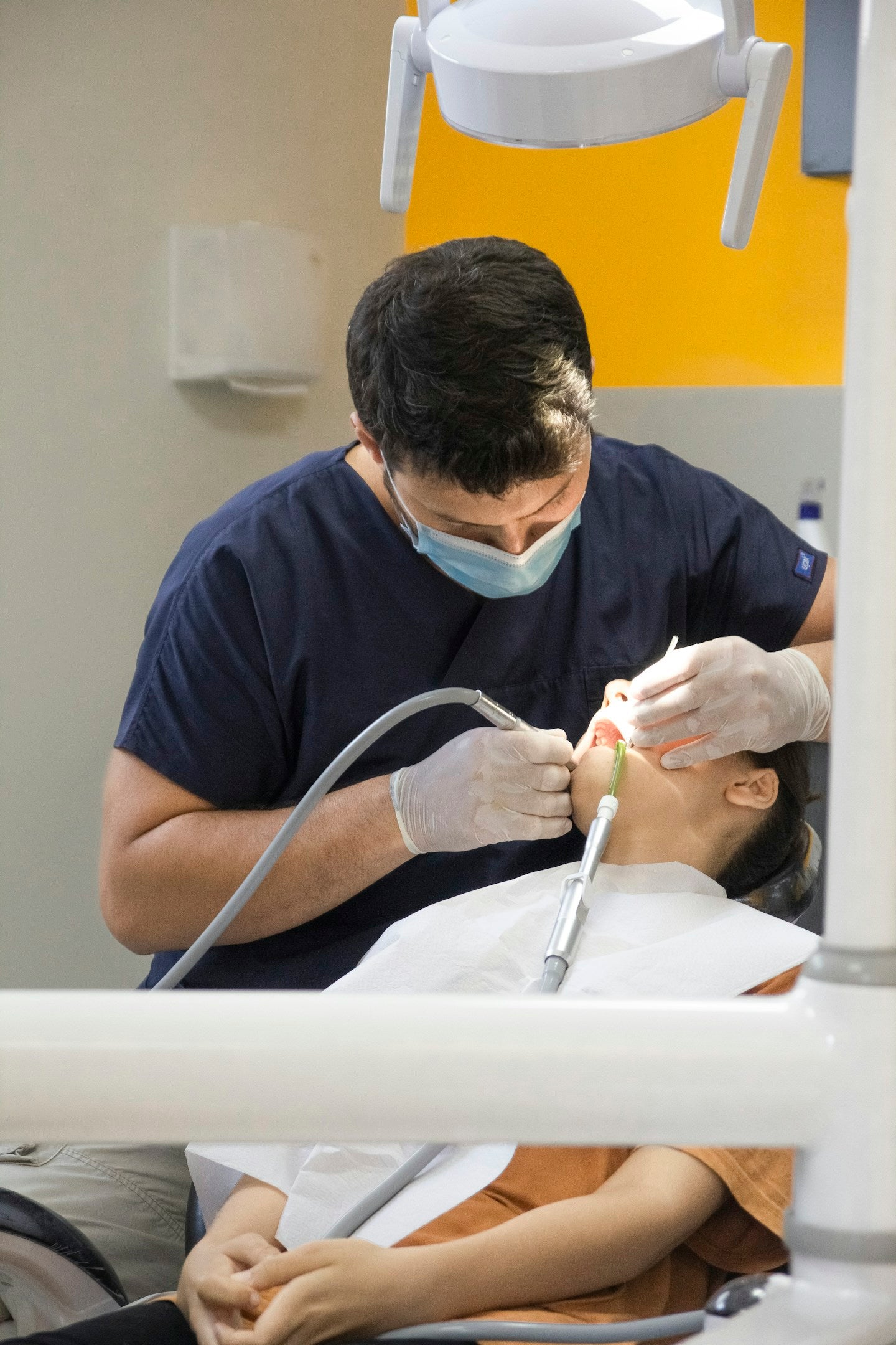 Fotografía ilustrativa de una atención dental. No corresponde al profesional ni a pacientes de la clínica.