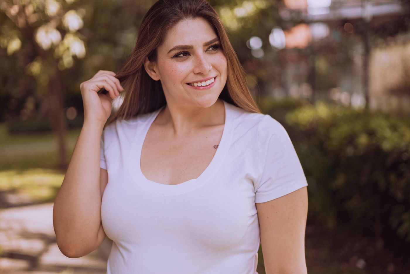 Fotografía ilustrativa de una mujer sonriendo en plano medio.